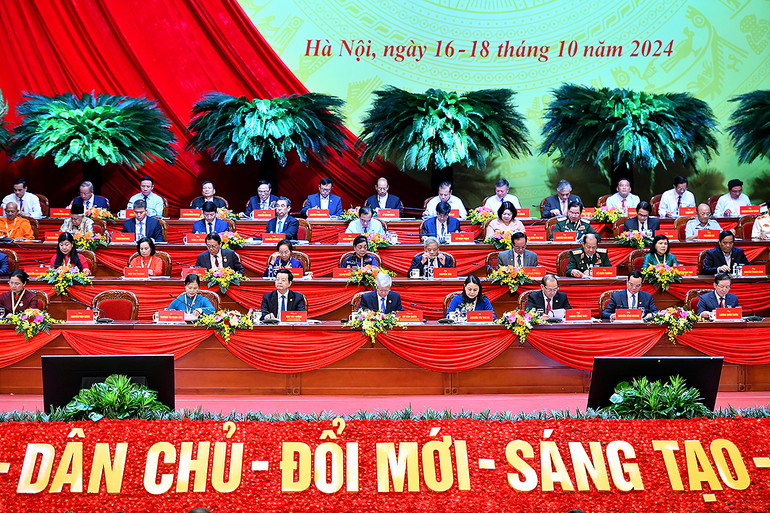 Đoàn Chủ tịch Đại hội làm việc tại hội trường.