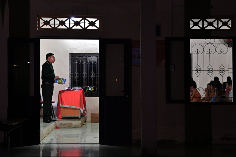 Lớp học xóa mù chữ của thầy giáo quân hàm xanh Lò Văn Thoại tại các bản làng trên địa bàn huyện Sốp Cộp (tỉnh Sơn La).