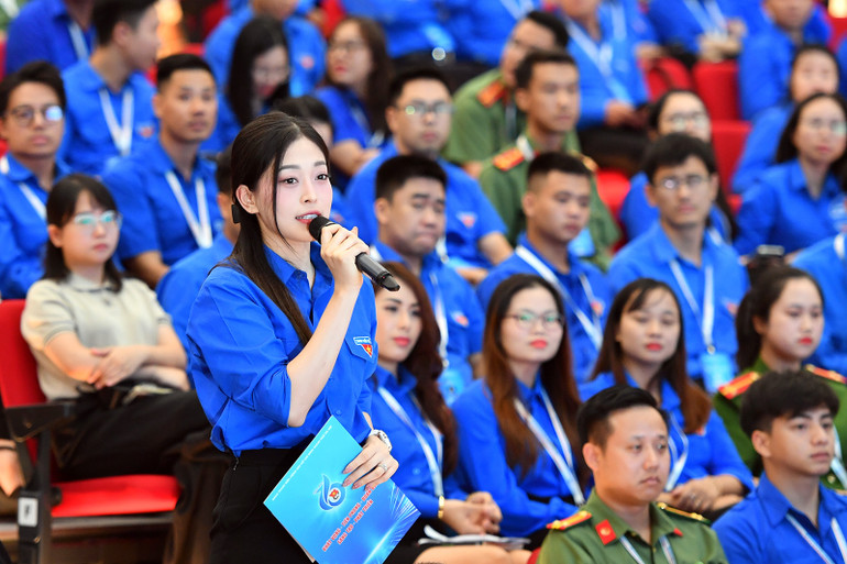 Đại biểu Bùi Phương Nga, Á hậu 1 Cuộc thi Hoa hậu Việt Nam 2018, đặt câu hỏi tại Hội nghị.