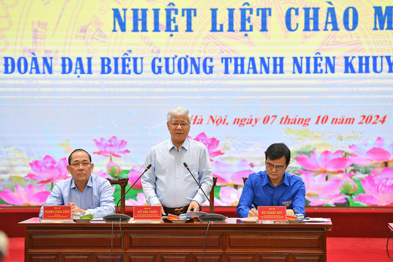 Đồng chí Đỗ Văn Chiến phát biểu ý kiến tại buổi gặp mặt.