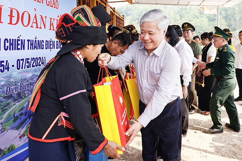 Đồng chí Đỗ Văn Chiến trao quà tặng các gia đình hộ nghèo, hộ cận nghèo tại bản Co Pục (xã Hua Thanh, huyện Điện Biên, tỉnh Điện Biên) ngày 27/3/2024.