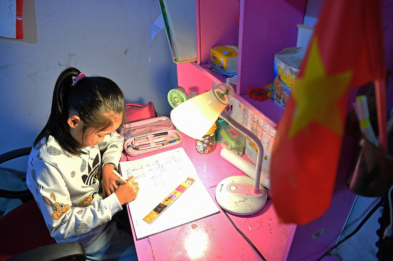 Trong 2 năm học đầu ở cấp tiểu học, Nhã Linh đều là học sinh xuất sắc. Em luôn tích cực tham gia các phong trào của trường, lớp và đạt giải nhất văn nghệ cấp trường, là hạt nhân sôi nổi trong cuộc thi "Rung chuông vàng tiếng Anh".