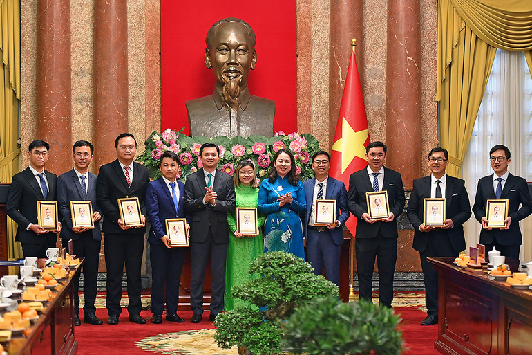 Phó Chủ tịch nước Võ Thị Ánh Xuân trao quà tặng 9 nhà khoa học trẻ xuất sắc giành Giải thưởng.