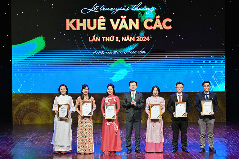 Bí thư Trung ương Đoàn, Chủ tịch Hội Sinh viên Việt Nam Nguyễn Minh Triết trao phần thưởng tặng các nhà khoa học triển vọng của Giải thưởng.