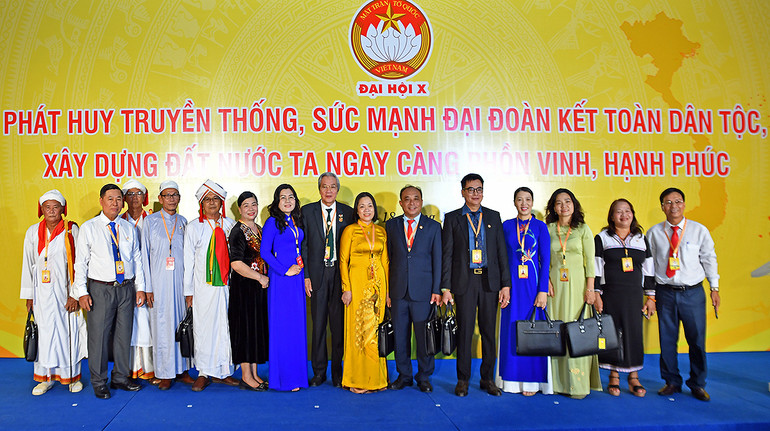 Các đại biểu chụp ảnh lưu niệm bên hành lang Đại hội.