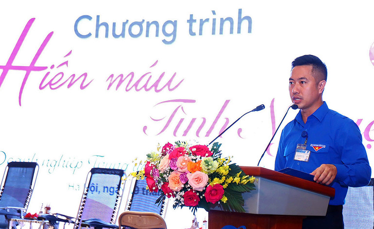 Đồng chí Nguyễn Quang Long kêu gọi tuổi trẻ VNPT không ngừng tham gia hiến máu tình nguyện.