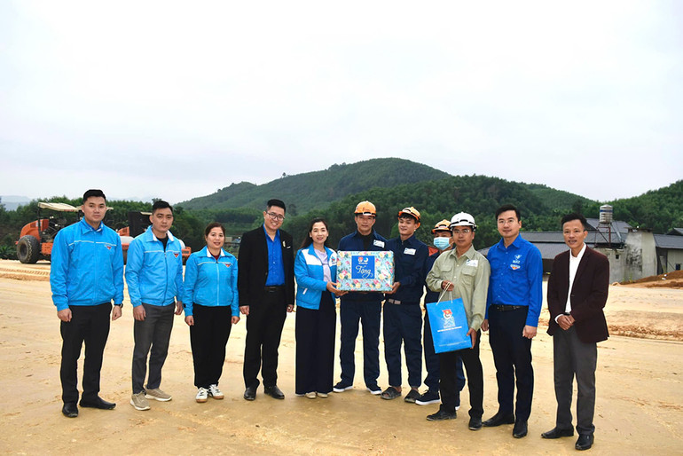 Đại diện Ban Thường vụ Tỉnh đoàn Tuyên Quang thăm hỏi, trao quà tặng cán bộ, công nhân, người lao động của dự án.