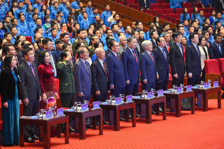 Các đồng chí Lãnh đạo, nguyên Lãnh đạo Đảng, Nhà nước, các bộ, ban, ngành, đoàn thể và đại biểu làm lễ chào cờ tại Đại hội. Các đồng chí Lãnh đạo, nguyên Lãnh đạo Đảng, Nhà nước, các bộ, ban, ngành, đoàn thể và đại biểu làm lễ chào cờ tại Đại hội.