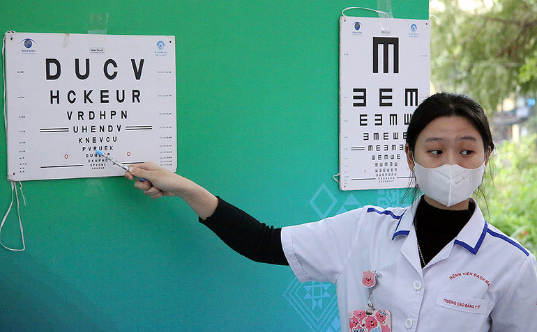 Các y, bác sĩ trẻ tình nguyện hỗ trợ người dân khám bệnh.