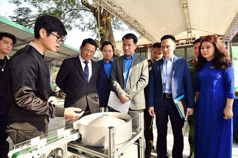 Đại diện các bộ, ban, ngành, đoàn thể tham quan những sản phẩm sáng tạo của Liên hoan.