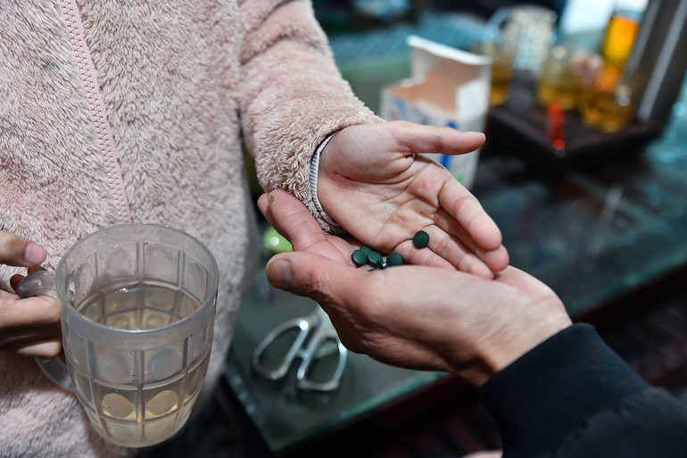 "Cháu biết ông nhiều khi rất đau nhưng vẫn cố gắng vui vẻ để mọi người trong nhà đỡ lo lắng. Vì thế, cháu cũng luôn cười thật tươi để ông có tâm lý thoải mái, sớm khỏi bệnh", Nhã Linh chia sẻ.