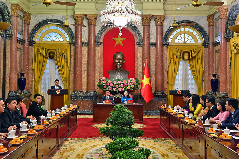 Các nhà khoa học trẻ giành Giải thưởng chia sẻ tâm tư, nguyện vọng tại buổi gặp mặt.