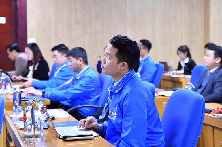 Các đại biểu theo dõi những chuyên đề của Hội nghị tại đầu cầu thành phố Hà Nội.