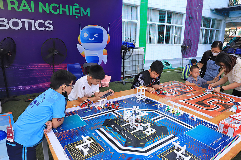 Không gian tranh tài của cuộc thi "Sáng tạo Robotics" trong khuôn khổ Ngày hội.
