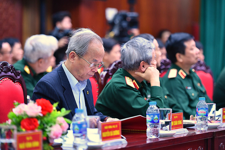 Các đại biểu tham dự Tọa đàm. Trong ảnh: Giáo sư Tiến sĩ Đinh Xuân Dũng, nguyên Phó Chủ tịch chuyên trách Hội đồng Lý luận phê bình văn học nghệ thuật Trung ương.