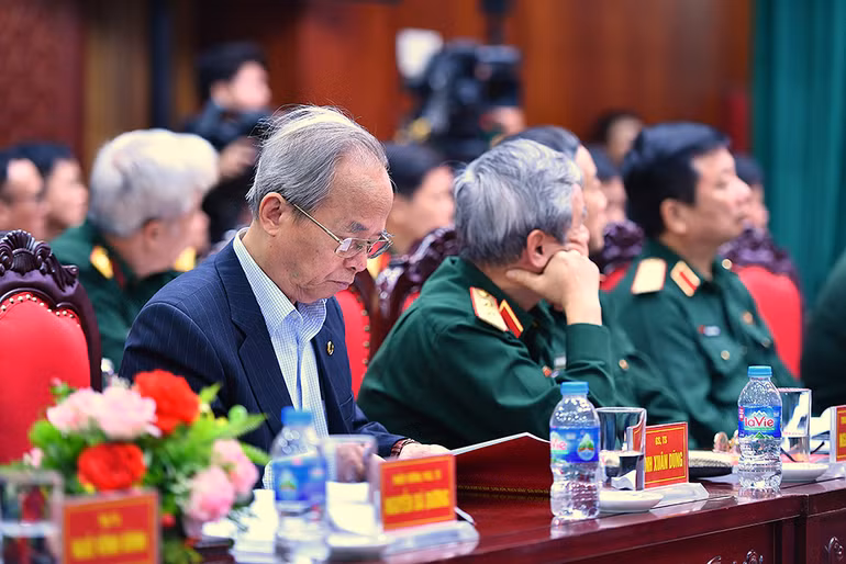 Các đại biểu tham dự Tọa đàm. Trong ảnh: Giáo sư Tiến sĩ Đinh Xuân Dũng, nguyên Phó Chủ tịch chuyên trách Hội đồng Lý luận phê bình văn học nghệ thuật Trung ương.