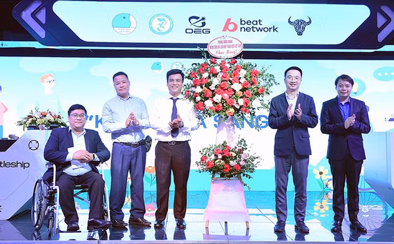 Bí thư Trung ương Đoàn, Phó Chủ tịch Hội Liên hiệp Thanh niên Việt Nam Nguyễn Tường Lâm (thứ 2 từ phải sang) tặng hoa chúc mừng Hội Thanh niên Khuyết tật Việt Nam nhân Ngày quốc tế Người khuyết tật. Bí thư Trung ương Đoàn, Phó Chủ tịch Hội Liên hiệp Thanh niên Việt Nam Nguyễn Tường Lâm (thứ 2 từ phải sang) tặng hoa chúc mừng Hội Thanh niên Khuyết tật Việt Nam nhân Ngày quốc tế Người khuyết tật.