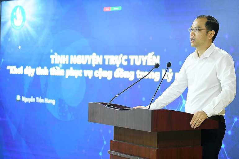 Phó Chủ tịch Hội Sinh viên Việt Nam, Chủ tịch Hội Sinh viên thành phố Hà Nội Nguyễn Tiến Hưng trình bày báo cáo chuyên đề về tình nguyện trực tuyến. Phó Chủ tịch Hội Sinh viên Việt Nam, Chủ tịch Hội Sinh viên thành phố Hà Nội Nguyễn Tiến Hưng trình bày báo cáo chuyên đề về tình nguyện trực tuyến.