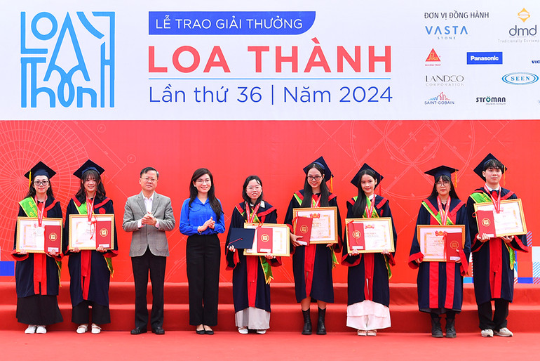 Đại diện Ban Tổ chức trao giải nhì tặng các tác giả đồ án tiêu biểu.