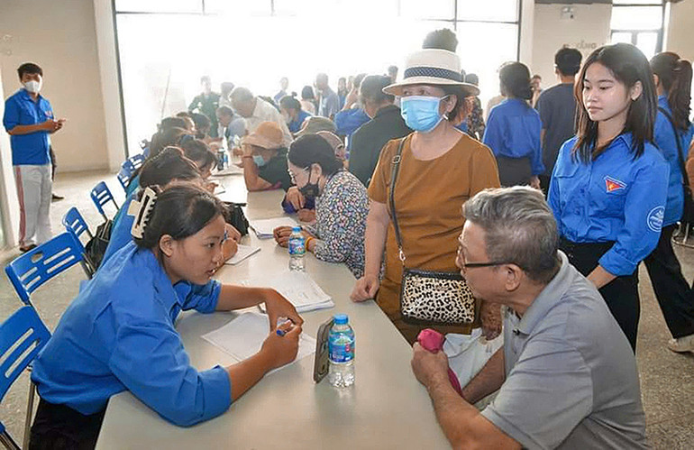 Tình nguyện viên hỗ trợ người dân đến khám bệnh.