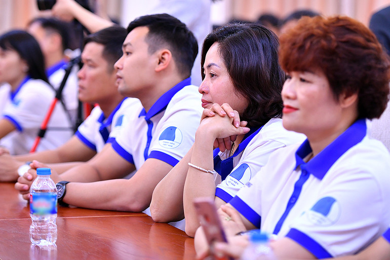 Các thầy, cô giáo xúc động lắng nghe những chia sẻ tại buổi gặp mặt.