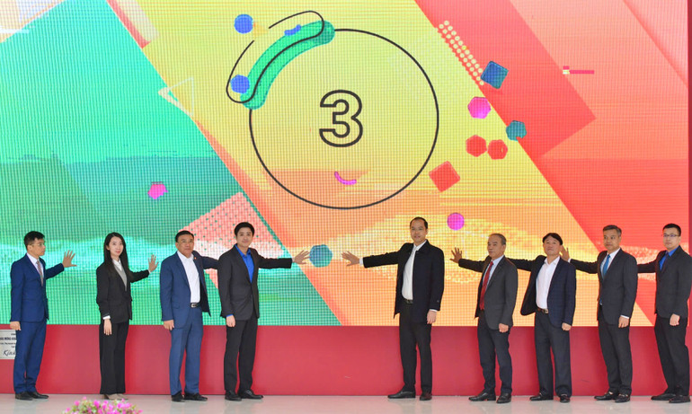 Đại diện Ban tổ chức và các đơn vị liên quan thực hiện nghi thức khai mạc Ngày hội.