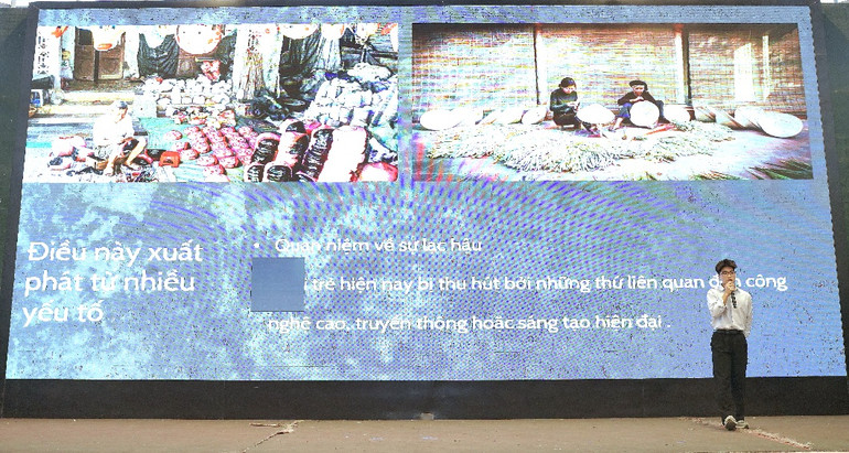 Thành viên các đội thi tranh tài.