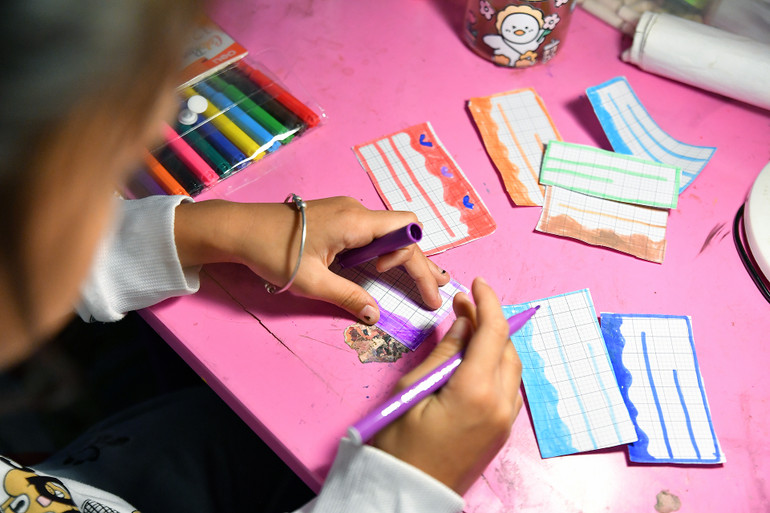 Nhã Linh là một cô bé rất thích vẽ tranh. Ngoài những bức họa được thực hiện trên lớp, em còn thường xuyên vẽ về thiên nhiên, cảnh vật, cây cối chung quanh nhà. Vốn khéo tay, cô bé sinh năm 2017 còn tự "thiết kế" nhãn vở và một số dụng cụ học tập của mình,