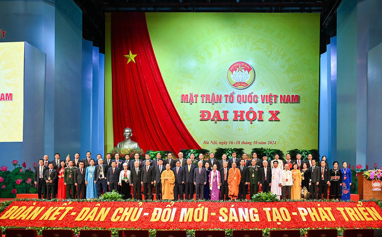 Các đồng chí lãnh đạo, nguyên lãnh đạo Đảng, Nhà nước cùng các đại biểu tại Đại hội.