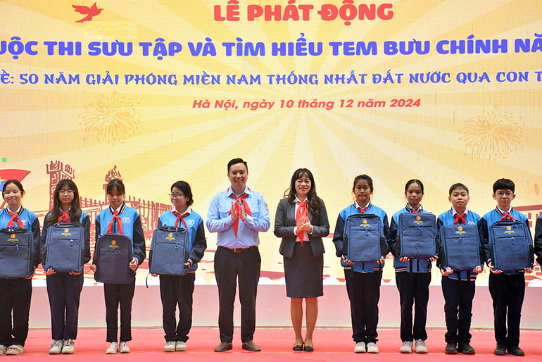 Các đồng chí đại diện Ban tổ chức Cuộc thi trao quà tặng thiếu nhi Thủ đô.