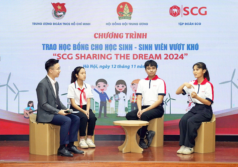 Đại diện học sinh, sinh viên vượt khó học tốt chia sẻ ý kiến tại chương trình.