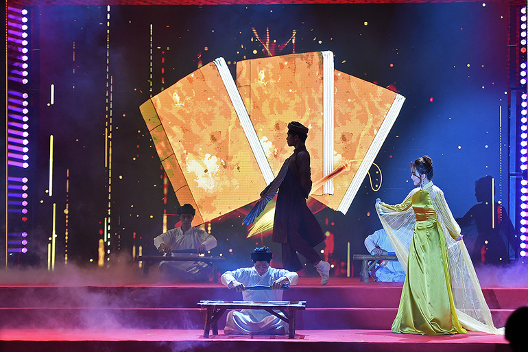 Một tiết mục văn nghệ thể hiện tinh thần hiếu học của tuổi trẻ Thủ đô nghìn năm văn hiến.