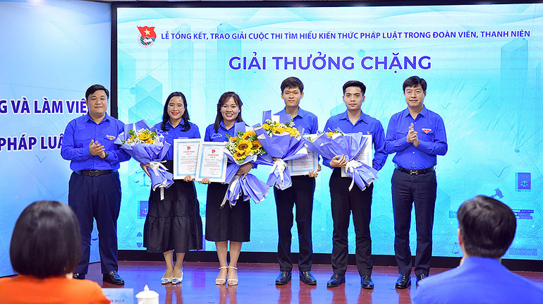 Đại diện Ban tổ chức Cuộc thi trao giải thưởng chặng tại buổi lễ. Đại diện Ban tổ chức Cuộc thi trao giải thưởng chặng tại buổi lễ.