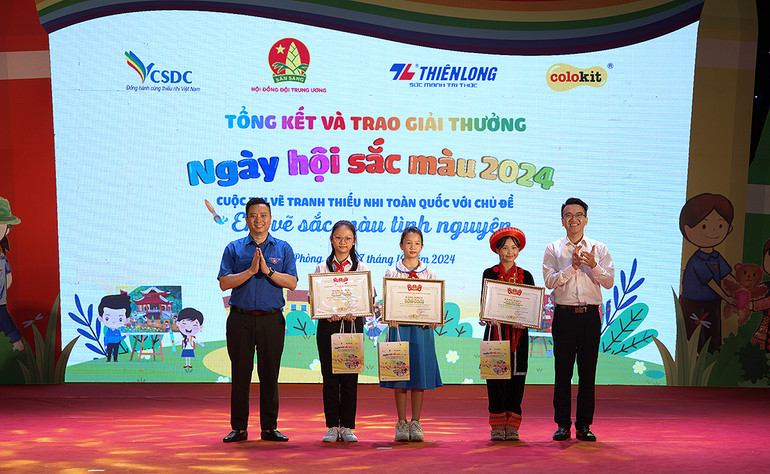 Đồng chí Lê Anh Quân (ngoài cùng bên trái) và đại diện Thành đoàn Hải Phòng trao các giải nhì của cuộc thi.