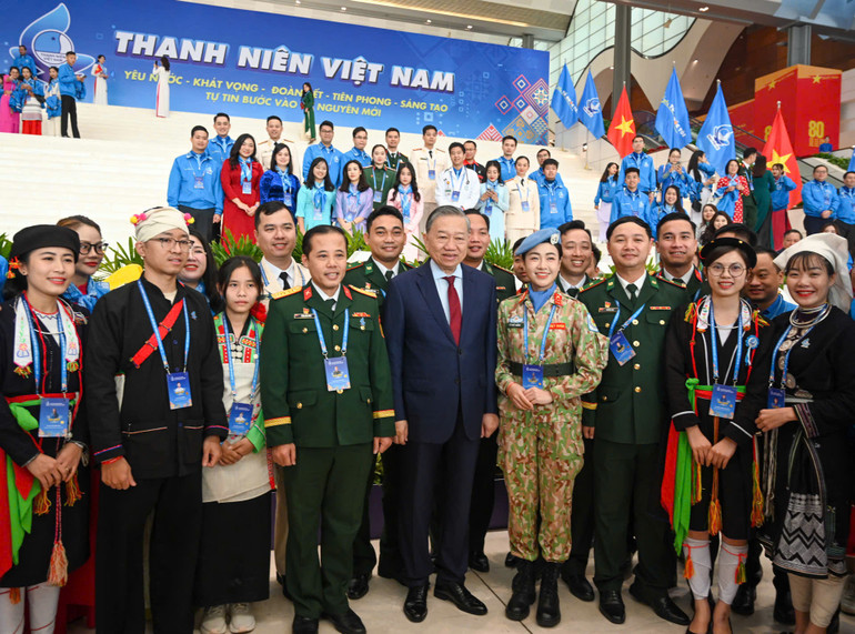 Tổng Bí thư Tô Lâm và các đại biểu chụp ảnh lưu niệm tại hành lang Đại hội. Tổng Bí thư Tô Lâm và các đại biểu chụp ảnh lưu niệm tại hành lang Đại hội.