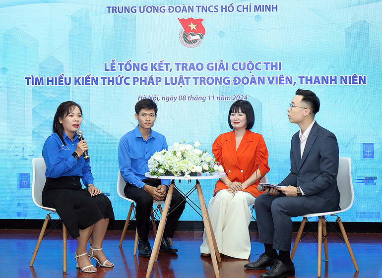 Các thí sinh tiêu biểu giao lưu, chia sẻ cảm nghĩ trong khuôn khổ lễ tổng kết. Các thí sinh tiêu biểu giao lưu, chia sẻ cảm nghĩ trong khuôn khổ lễ tổng kết.