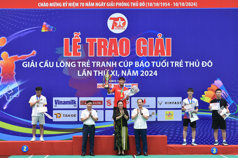 Đại diện Ban tổ chức trao các giải ở nội dung đơn nam hệ nâng cao.