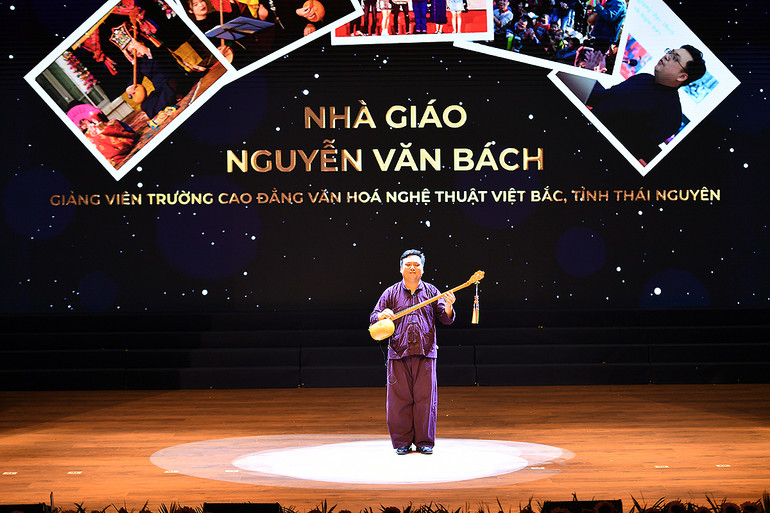 Thầy giáo Nguyễn Văn Bách với màn trình diễn hát then tại buổi lễ.