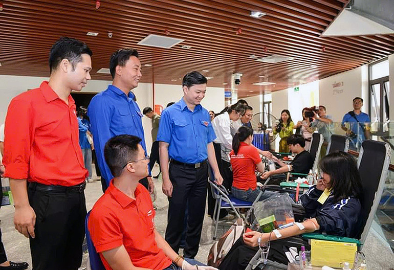 Đại diện Trung ương Đoàn Thanh niên Cộng sản Hồ Chí Minh, Thành đoàn Hà Nội và các đơn vị liên quan động viên các bạn trẻ tình nguyện tại khu vực hiến máu.