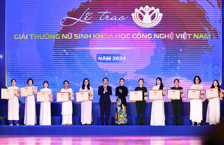 Các nữ sinh khoa học công nghệ tiêu biểu năm 2024 trên bục nhận danh hiệu.