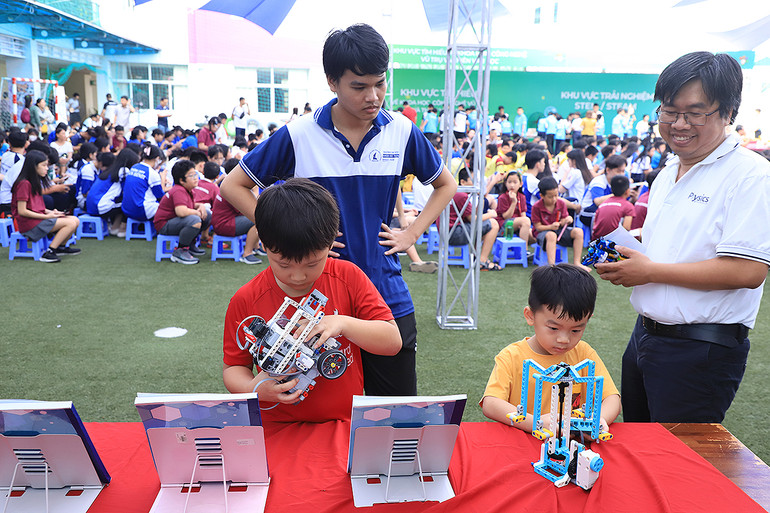 Đông đảo thiếu niên, nhi đồng đến trải nghiệm không gian Ngày hội.