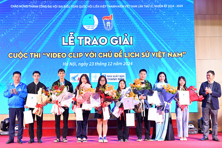 Đại diện Trung ương Hội Liên hiệp Thanh niên Việt Nam và các đơn vị liên quan trao giải tặng những thí sinh giành giải Cuộc thi video clip "Lịch sử Việt Nam". Đại diện Trung ương Hội Liên hiệp Thanh niên Việt Nam và các đơn vị liên quan trao giải tặng những thí sinh giành giải Cuộc thi video clip "Lịch sử Việt Nam".
