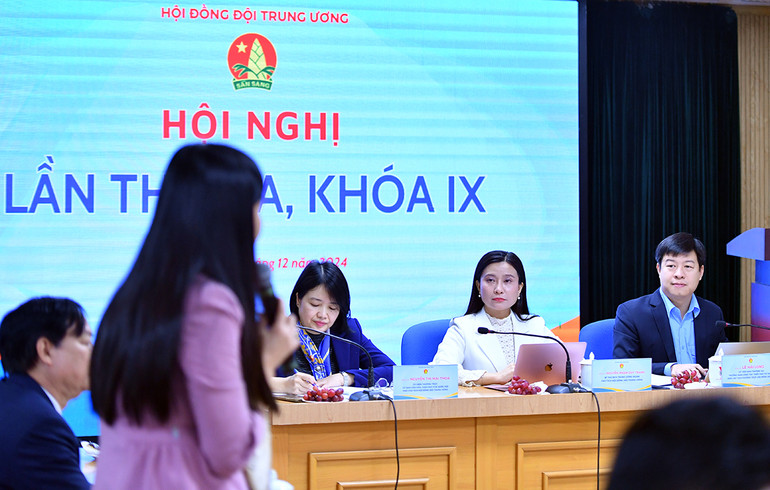 Chủ tọa hội nghị lắng nghe ý kiến của các đại biểu.