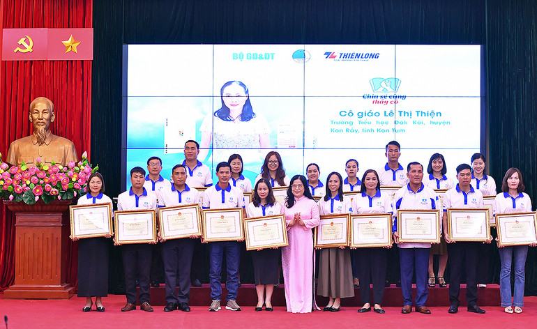 Tại buổi gặp mặt, Thứ trưởng Nguyễn Thị Kim Chi đã trao Bằng khen của Bộ Giáo dục và Đào tạo tặng các đại biểu chương trình "Chia sẻ cùng thầy cô" năm 2024.