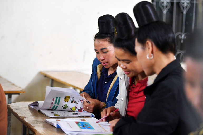 Với sự tận tâm, nhiệt huyết của Đại úy Lò Văn Thoại, bà con đã dần cởi bỏ mặc cảm để đến lớp thường xuyên, thậm chí động viên con, cháu “phải học lấy cái chữ”.