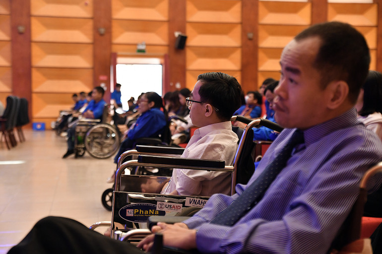 Các đại biểu nghe báo cáo tại Đại hội.