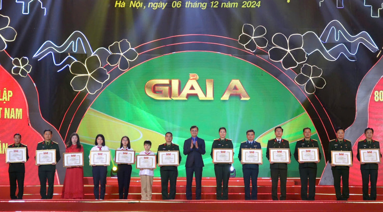 Bí thư thứ nhất Trung ương Đoàn Bùi Quang Huy trao giải A tặng các tác giả.