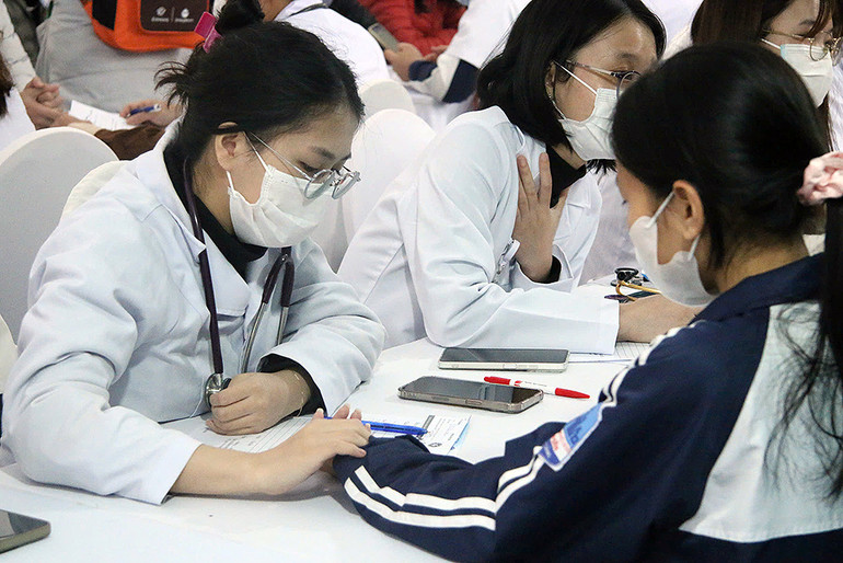 Không ít bạn trẻ đến với chương trình để kiểm tra sức khỏe bản thân.