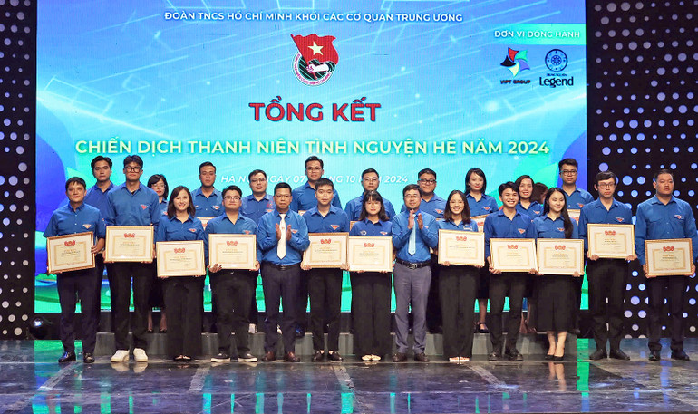 Đại diện Đoàn Khối các cơ quan Trung ương trao bằng khen tặng các cá nhân tiêu biểu.