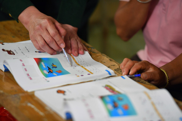 Sự tận tình của “thầy Thoại” với học sinh trong lớp xóa mù chữ.